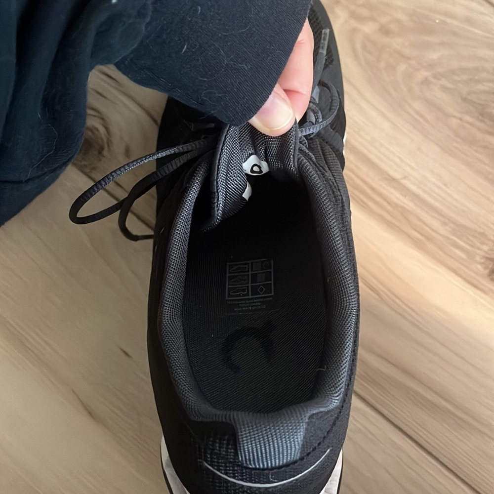 On Cloud Running Shoes Black - Picture 4 of 5